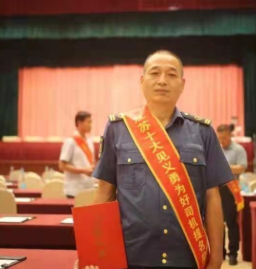 　　積極開展?fàn)幭葎?chuàng)優(yōu)活動。圍繞“爭先創(chuàng)優(yōu)、文明服務(wù)”的目標(biāo)定位，于今年初啟動“服務(wù)之星”和“紅旗車隊(duì)”評選活動，細(xì)化量化評選細(xì)則和考核指標(biāo)，每2個(gè)月開展一次“服務(wù)之星”評比，每季度開展一次“紅旗車隊(duì)”評選。活動開展以來，先后有144名駕駛員獲評“服務(wù)之星”，4支車隊(duì)獲得“紅旗車隊(duì)”榮譽(yù)。駕駛員沈斌、劉開庭獲得第六屆“江蘇十大見義勇為好司機(jī)”提名獎。