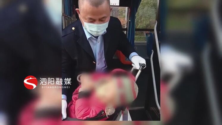 　　老人要抱孩子，又要拿兒童車，體力上吃不消，楊軍和其他九位同事每次遇到這對(duì)祖孫倆都會(huì)搭把手。他們說，只要上了車就是我們的乘客，作為公交車司機(jī)，我們就要對(duì)他們盡責(zé)。時(shí)間長了，彼此熟悉了，司機(jī)們還專門讓乘客給祖孫倆預(yù)留“專座”。  　　泗陽交通產(chǎn)業(yè)集團(tuán)城市公交分公司107路公交車司機(jī) 楊軍：有時(shí)候我們把后門打開的時(shí)候，我們從駕駛室方位還沒下來的時(shí)候，就有乘客已經(jīng)開始主動(dòng)的幫忙去搭手了，幫祖孫倆上了車。