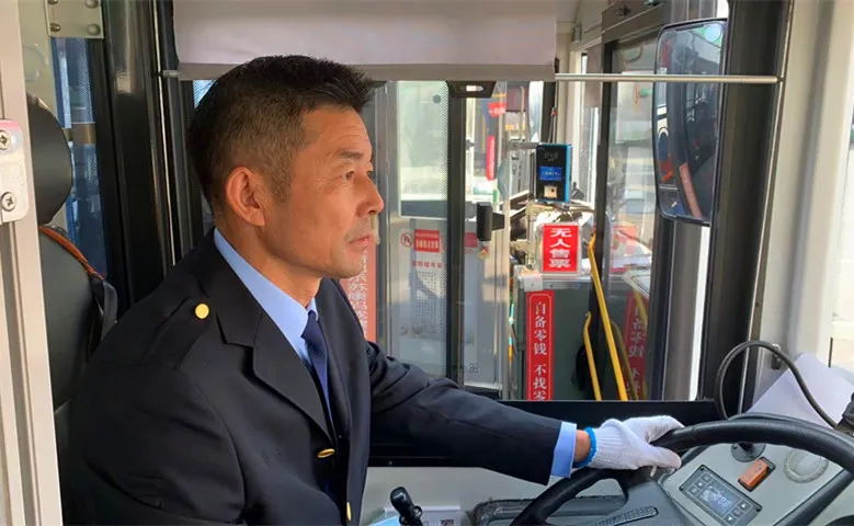 　　見此情況  　　薛師傅立即招呼傷者家屬  　　將小孩抱上公交車  　　“快上來，我?guī)銈內メt(yī)院!”  　　爺爺趕緊抱著孩子登上公交  　　因為擔心孩子傷情嚴重被車流所阻礙  　　延誤就診時間